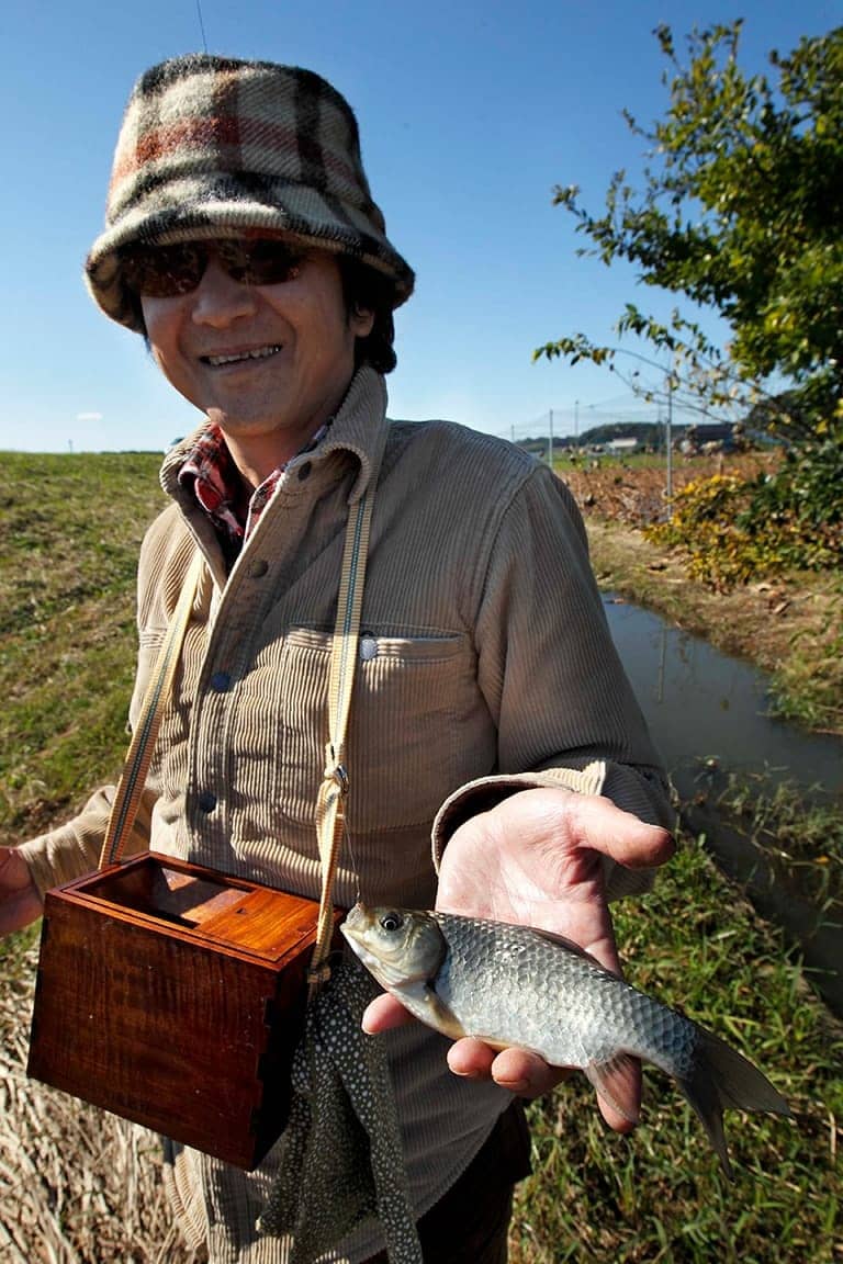 秋の小ブナ釣りは大きくても10cm前後までが対象。ときおり良型が混じると、短いサオを絞って楽しませてくれる。クチボソやタナゴなど、多彩な小ものが混じるのも魅力だ