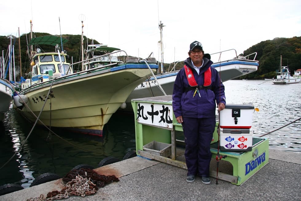 冬場の乗合船スタイル。波しぶきを浴びることもあるので、雨でなくてもレインウェアを用意したほうがいい。足まわりは滑りにくい長靴がオススメだ。なお、海の上は風を遮るものがなく、陸上よりも寒いことが多いので防寒具の準備は忘れずに