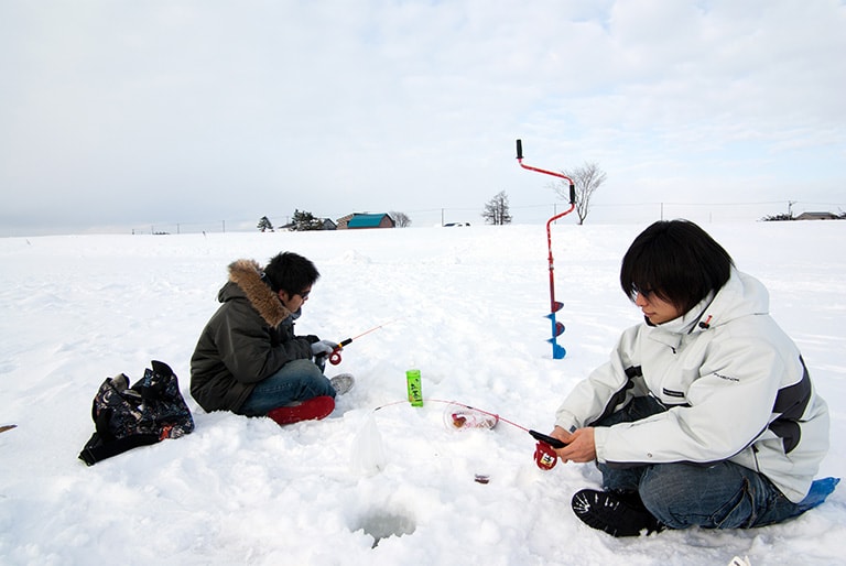 最も原始的なのは露天の釣り。風もなくドピーカンの氷上は最高に気持ちよく、この解放感、一度は体験してみたい！