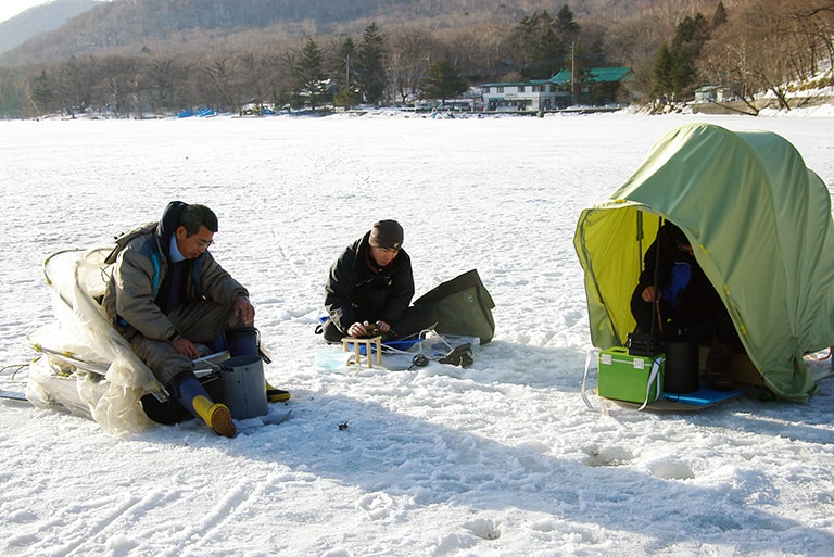 左右にあるのは“カタツムリ”の愛称で呼ばれるひとり用テント。群馬県の榛名湖などにはレンタルカタツムリもある