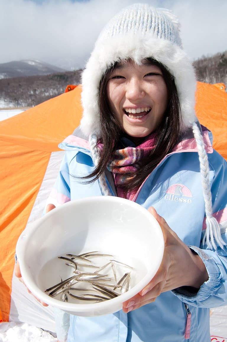 雪遊びのついでに、初心者教室に入門して氷上のワカサギ釣り体験