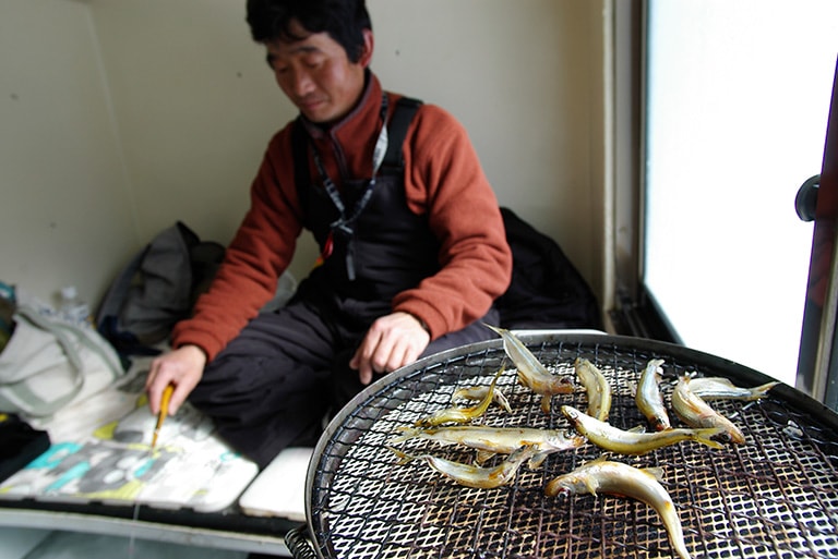 古くは落語家の三遊亭金馬師匠が、穴釣りに出かけた際、手あぶり用の炭入り空き缶の上で釣り立てのワカサギを網焼きし、その熱々をしょう油にジュッと付けて食べる「焼きジュー」を紹介。現代のアウトドア・クッキングでは氷上に建てた釣り小屋の中で焼きジューをいただける