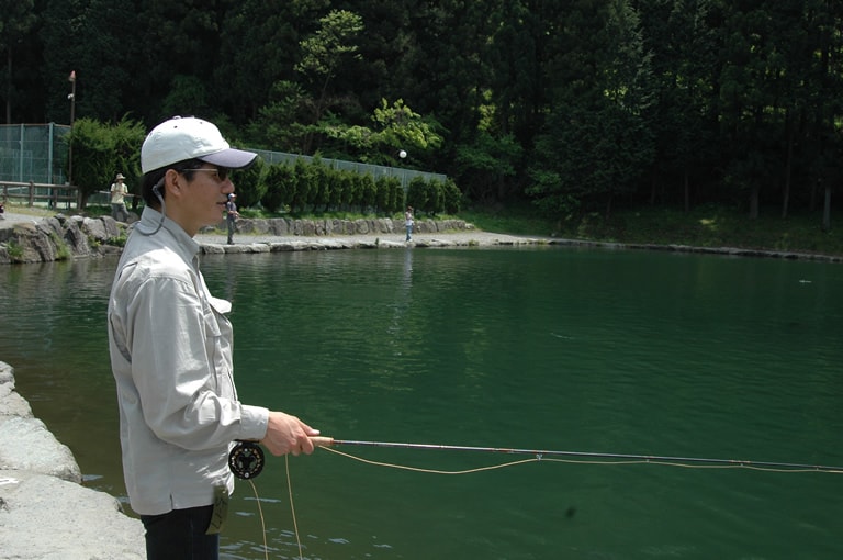 まず7～8mのラインをロッドから出し、水面に浮かべる。次に手元のラインをグリップと一緒に利き手で持ったらロッドティップを水面すれすれまで下ろして、肘を体の横につける。これがスタートの位置。