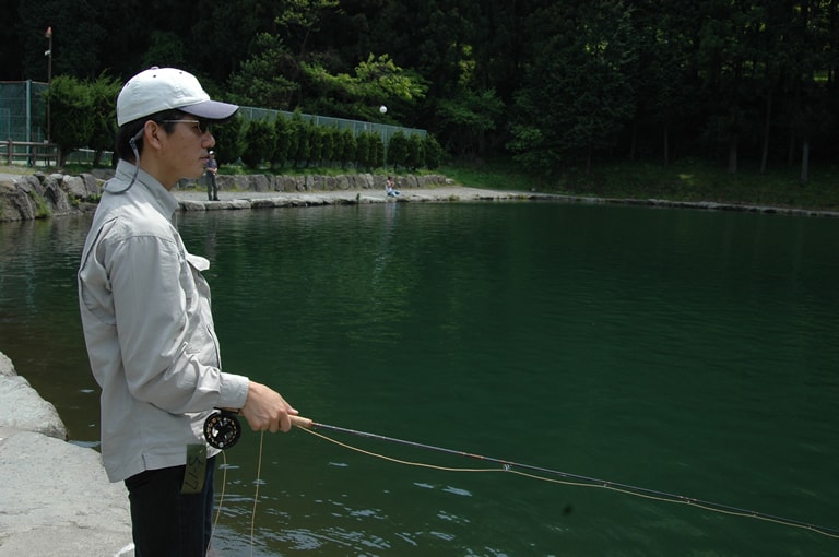 そのまま水平になるまでロッドを倒す。肘は伸ばしきらずに、(1)の姿勢に戻すような感覚で行なえばよい。リーダーまでまっすぐ伸びて、ラインが水面に落ちれば成功。失敗したと思ったら、そのまま空中で2～3回前後にロッドを振ればよい。距離を伸ばそうと思ったら、フライラインが前に返っていくときに、利き手で握っているラインを離せば、スルスルと手もとのラインが出ていくはずだ。まずは実際のフィールドに出る前に、庭や公園などで練習しておくとよいだろう。