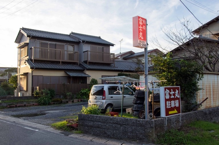 釣行日は余裕を持って集合場所に行く。船宿の受付もしくは乗船場が集合場所になっている場合がほとんどだ。着替えや釣り具の準備を落ち着いてできるように、出船1時間前までには到着しておく