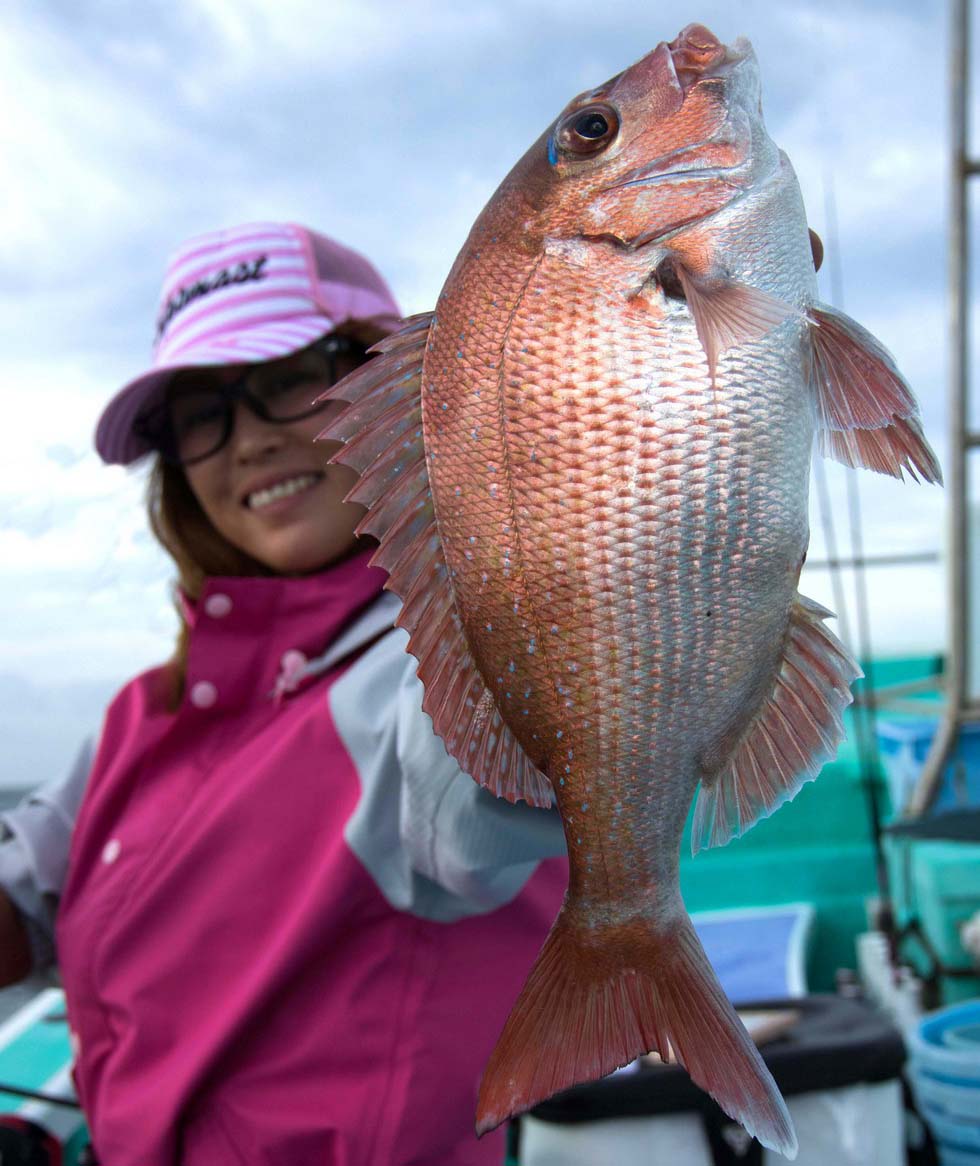 朝の海から躍り出た１kgクラスのマダイ