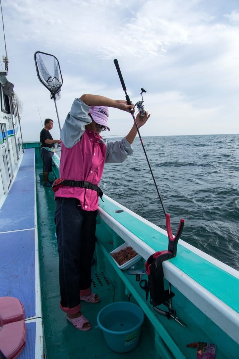 大原周辺のマダイ釣り場は海底にカジメなどの海藻が生い茂っている。根掛かりしても軽くサオをあおると外れる場合が多いが、岩礁（根）などにガッチリと掛かってしまった場合は、まずサオとラインを一直線にし、次にスピニングリールのスプールを手で押さえて強く引っ張り仕掛けを切る。穂先とラインに角度がある状態でラインを引っ張ってしまうとサオを折りやすいので注意しよう