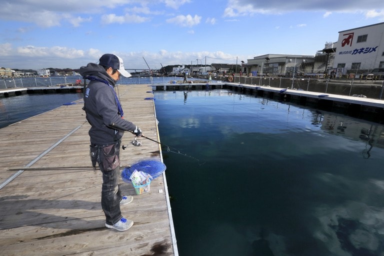 ウキなしの釣りはエサそのものやイトの動きを注視する。タックルはミチイトにPEラインを使ったものが必要になる。