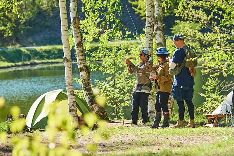 釣りができるおすすめのキャンプ場10選！ねらえる魚もご紹介