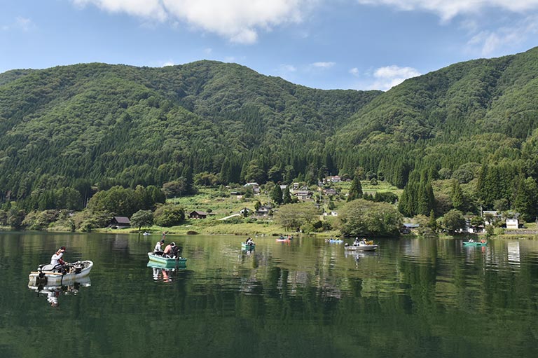 ボートや桟橋から楽しめる！秋がおすすめのワカサギ釣り場10選