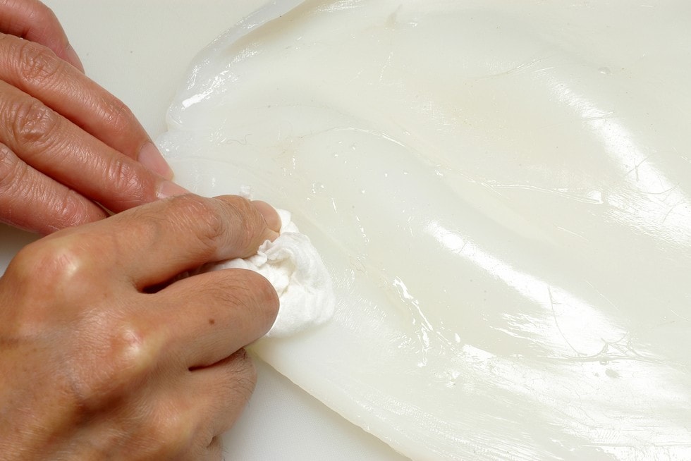 刺し身で食べる場合は、裏身に付着している薄皮も乾いたペーパータオルでこすって取る。