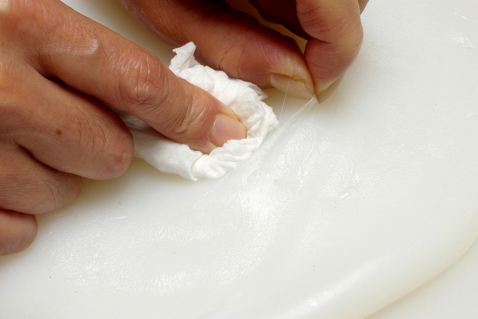 途中で薄皮が切れてしまった場合は、乾いたペーパータオルで切れた部分をこすり上げてやり直す。