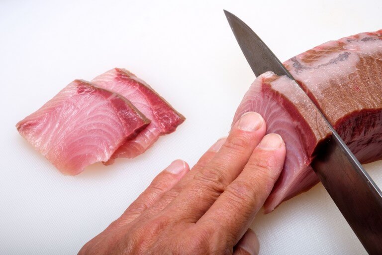 簡単 釣魚レシピ ブリの平造りと叩き造りの刺し身 釣魚図鑑 Honda釣り倶楽部 Honda