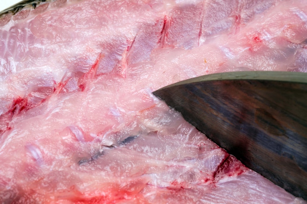 中骨付きの半身は焼き魚のほか切り分けて（ブツ切りにして）煮付けなどにすると美味しい。その場合は中骨主骨にある筋状の軟骨に包丁を当てると簡単に切り分けられる。