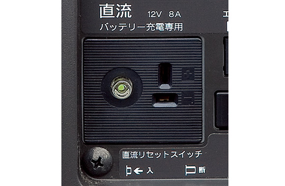 直流電流で12Vバッテリーを充電。