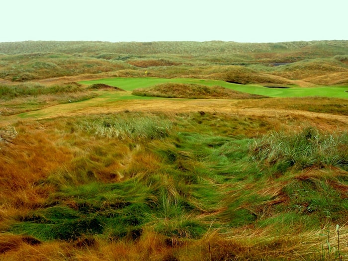 ピンが立っていなければ、そこがゴルフ場だと分からないような一面の荒野（Royal Aberdeen Golf Club）