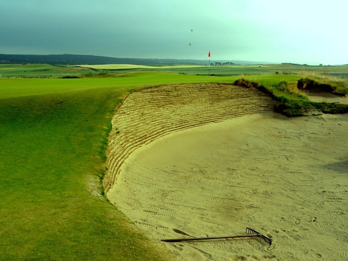 バンカーのアゴは垂直に近い。レーキはバンカー内に置かれている（Castle Stuart Golf Links）