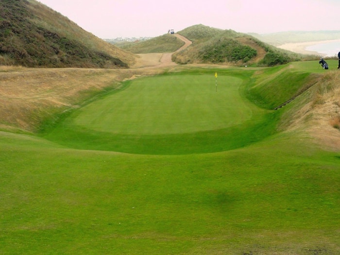 パンチボウル型のグリーンは雨水を集めるための工夫だった（Cruden Bay Golf Club）