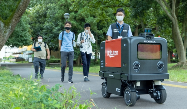 人とロボットが暮らす社会を見据えた自動配送ロボットの走行実証実