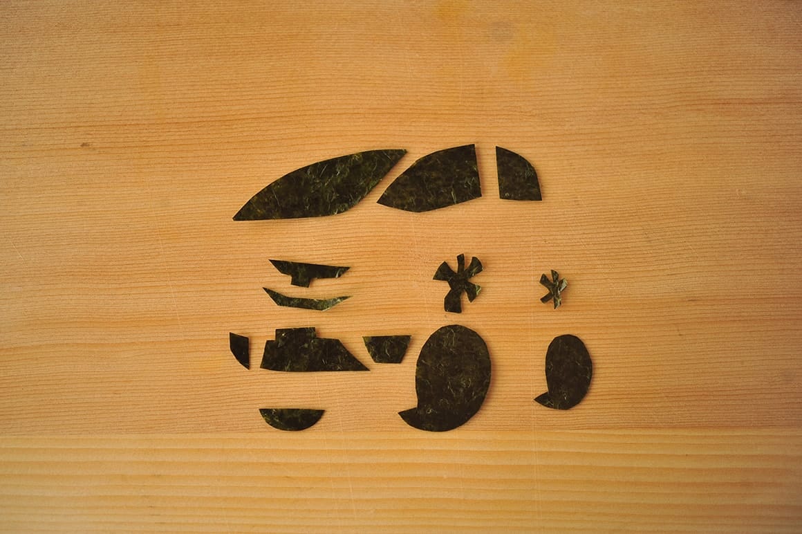 3. 海苔を型紙に沿ってカットしパーツを作る。