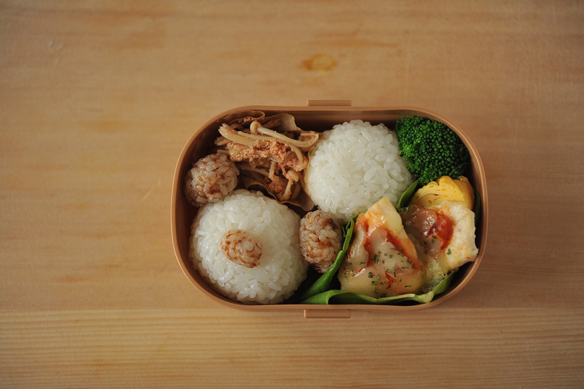 5. お弁当箱に3と1のおにぎり、おかずを詰める。