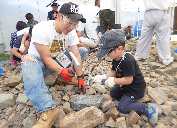 わくわく化石発掘体験場（御船町観光交流センター中庭）