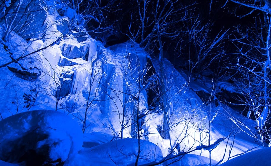 まるで氷の神殿！「巨大な氷柱」や「氷瀑」のふしぎ