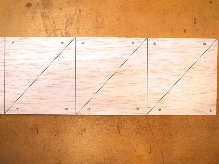 えんぴつとじょうぎをつかって、切りたい形に線を引き、あなをあけるばしょにしるしをかく。三角のガーランドをつくる場合は、このように線を引くといいよ。