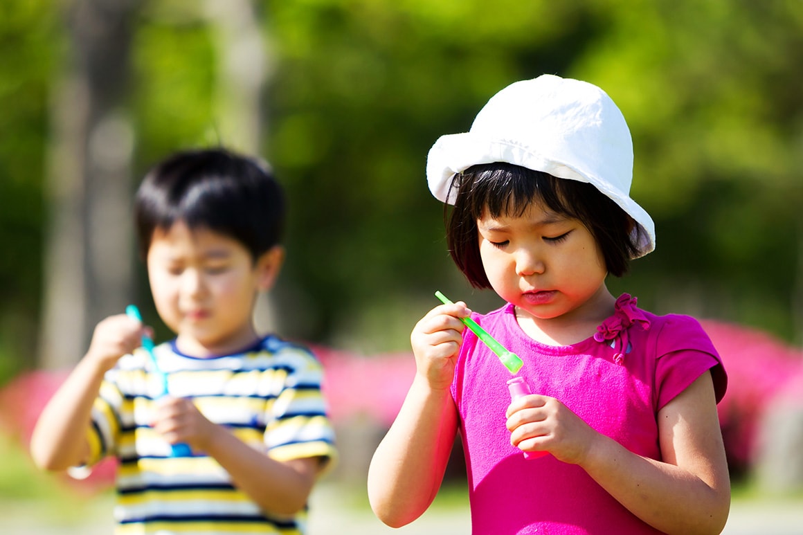 顔に影ができ、高いところ（額・鼻・頬）は白飛びしてしまう