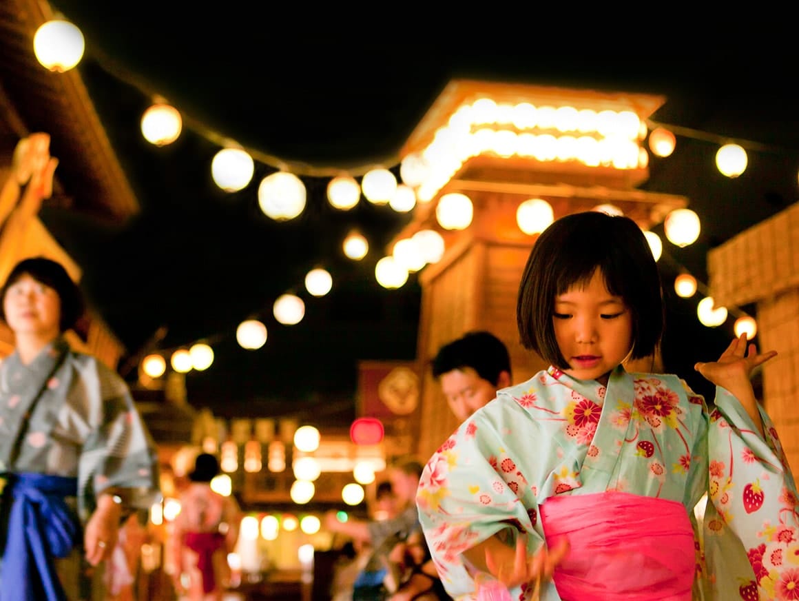 シーン3 ワクワクする夏の夜を撮ろう！夏祭りや線香花火を楽しむ子どもをかわいく撮る、夜の屋外撮影テク。