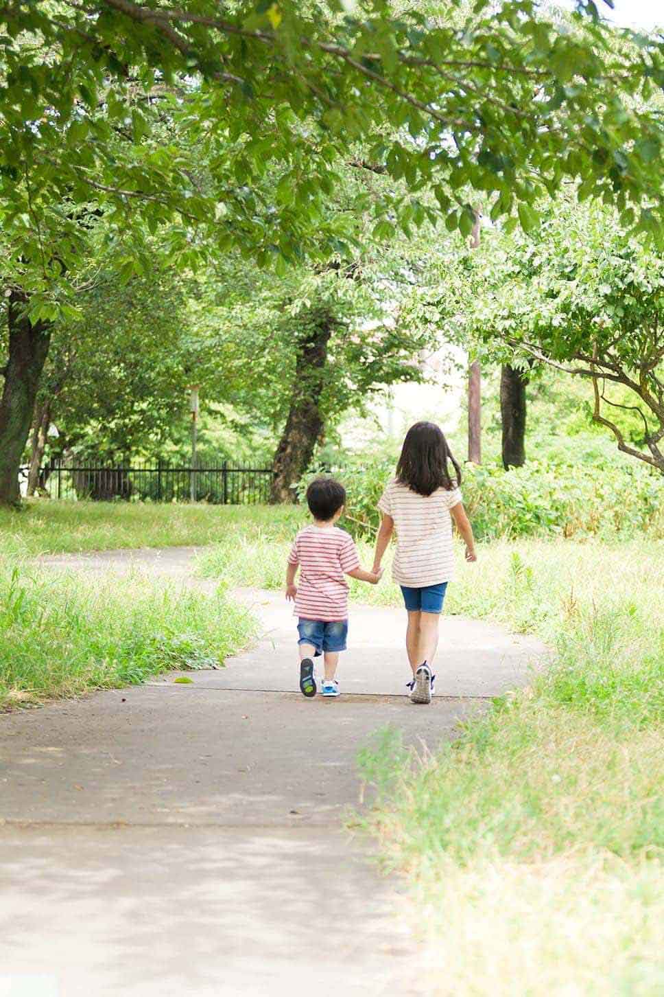 手前右から、道の進行方向に沿って目線が動き、歩いているふたりの動きや奥行きが伝わる写真に