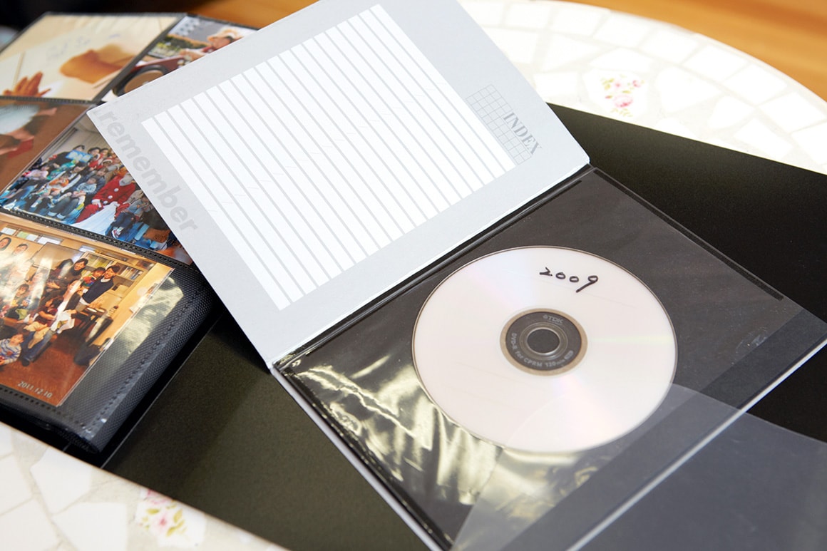 大判写真や写真データの入ったCD-ROMは、別冊のミニアルバムに入れて、巻末のポケットに収納しています。