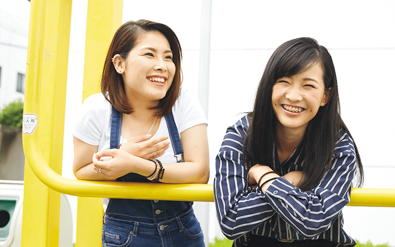 私服の山下夏希さんと堀田萌華さん