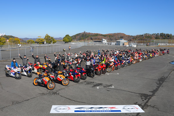 CBR Fireblade 30th Anniversaryオーナーズパレード/記念撮影