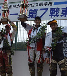 第1ヒート優勝の成田(中央)と3位熱田(右)