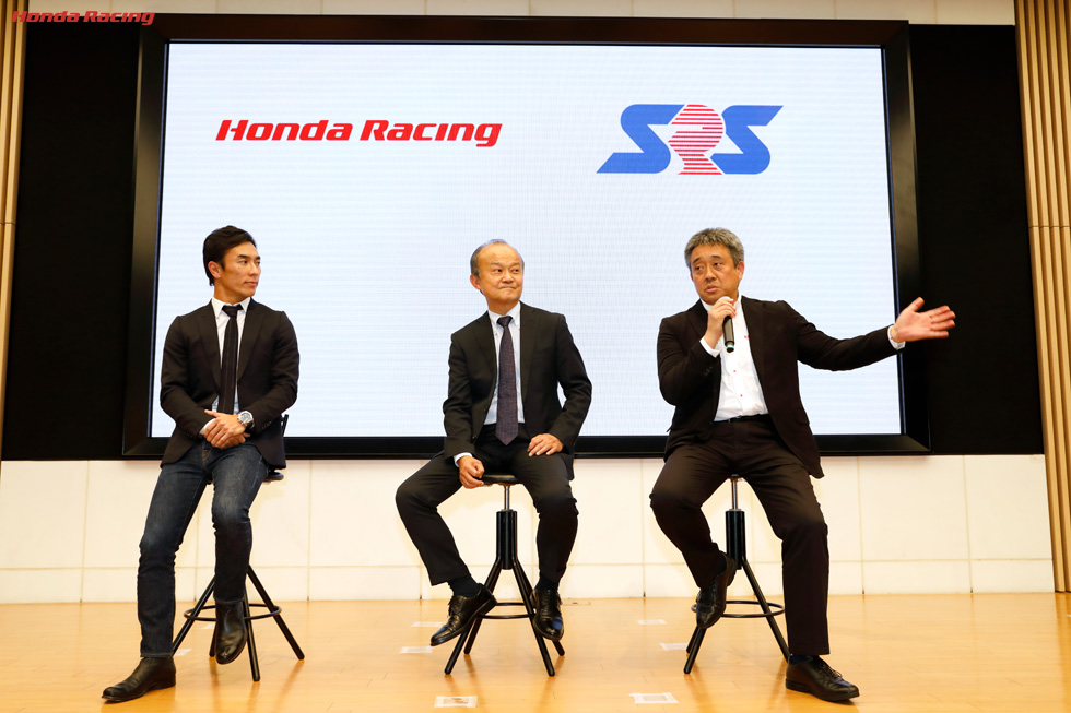 (左から)佐藤琢磨氏、山下晋モビリティランド社長、山本雅史モータースポーツ部長