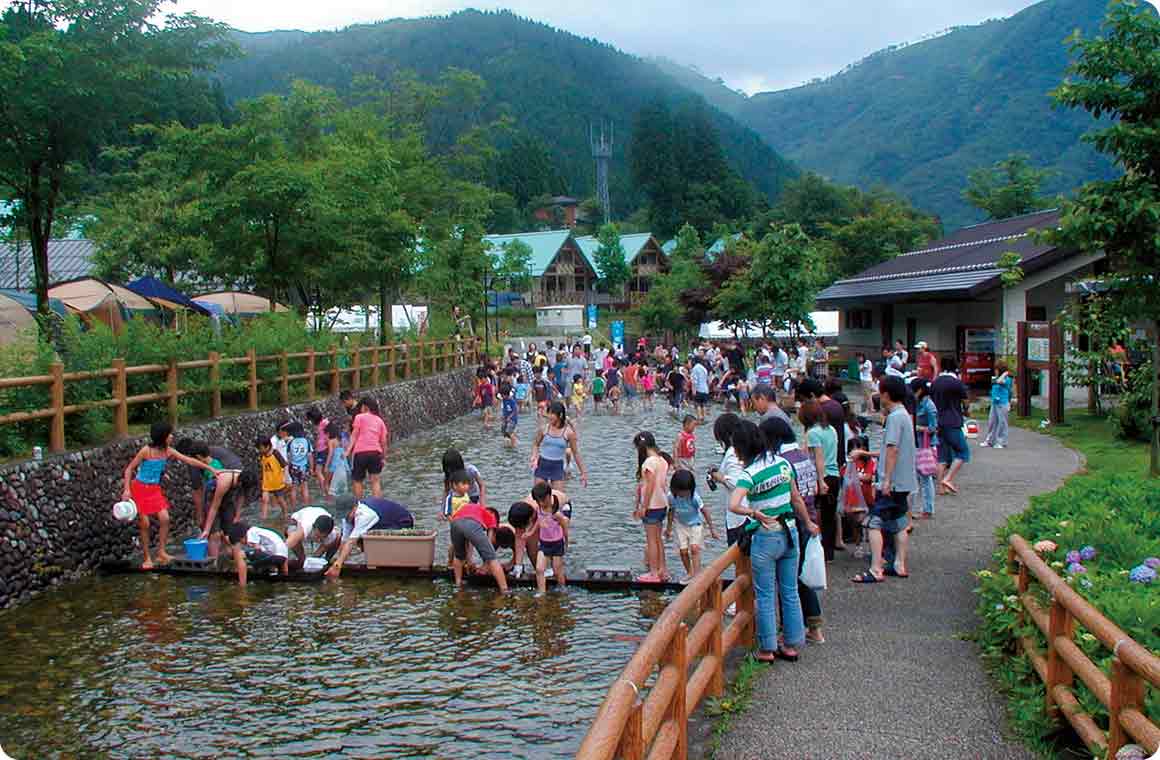 場内の川では魚のつかみ捕りができる