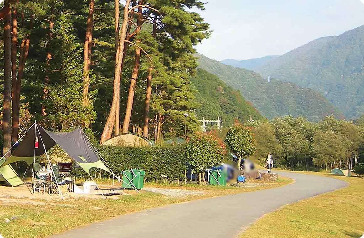 草地のサイトと砂利の駐車スペースが快適