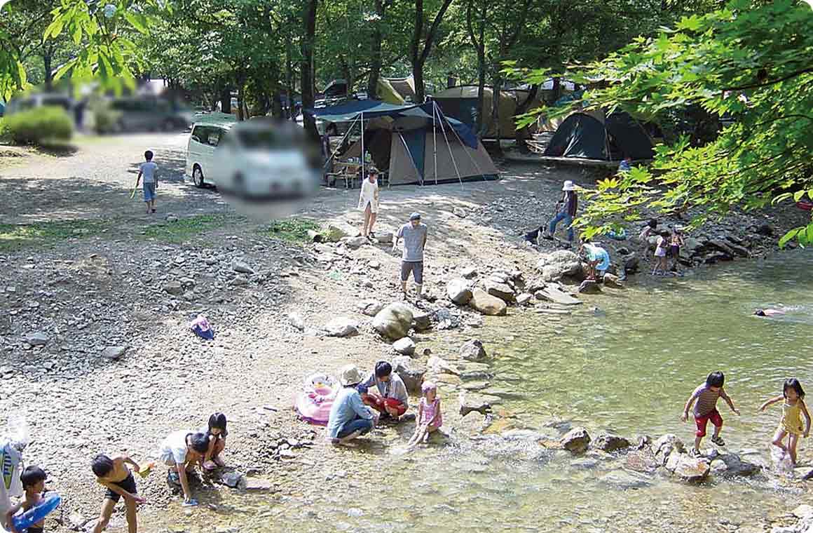 場内を流れる川で水遊びができる。子どもたちには格好の遊び場だ