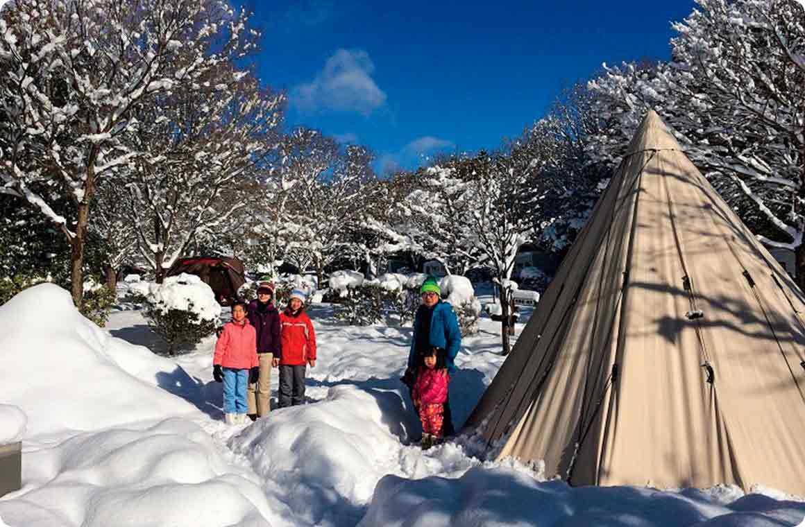 雪の中で楽しむ冬キャンプも楽しい。寒くても子どもたちは大喜び！