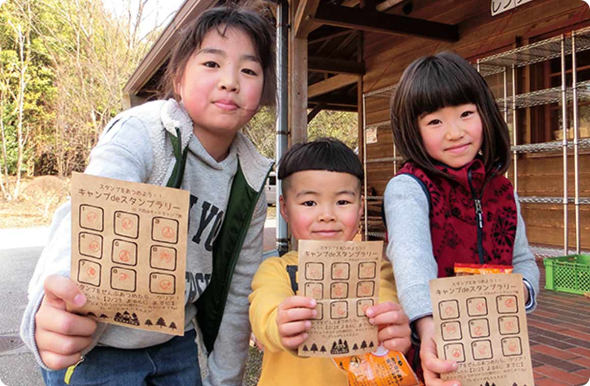 受付や売店などがあるクラブハウス。炭、薪、氷、日用品、お菓子、アイス、ビール、キャンプ用品なども販売している