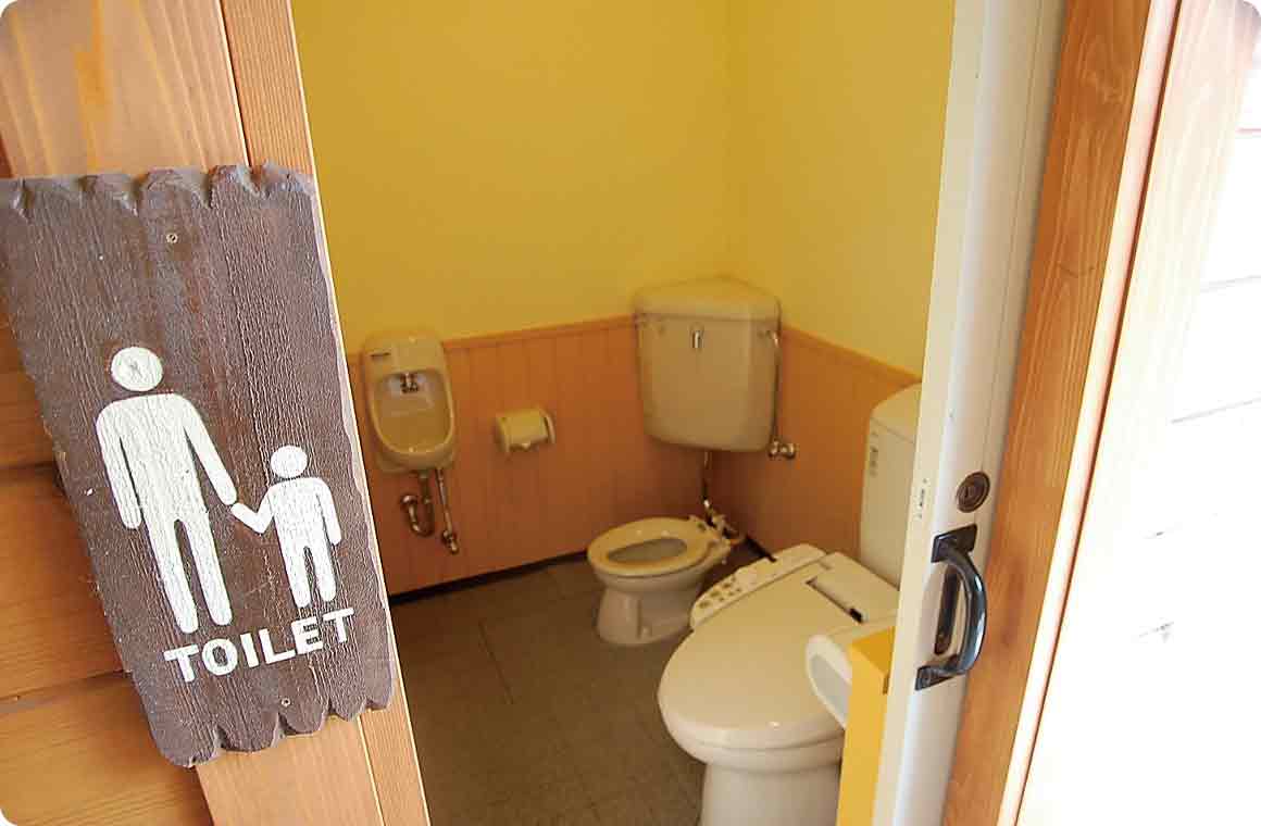 子ども用便器がセットされた親子トイレ