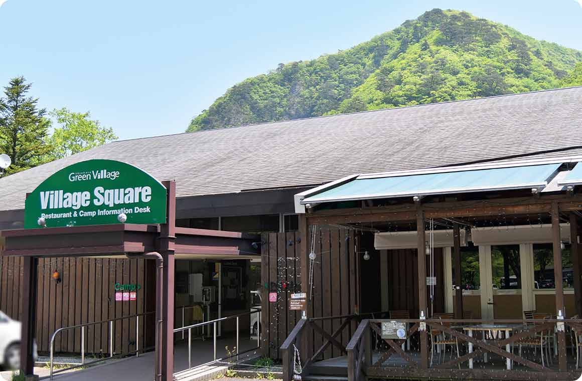 ビレッジスクエアは受付の他、売店やレストラン（朝食限定）もある