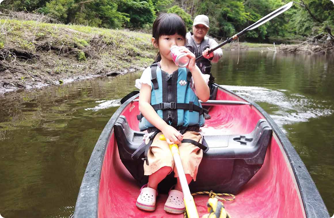 サイト近くを小糸川が流れ、三島湖へと続いている。釣りができるほか、流れがゆるやかなのでカヌー初心者でも安心
