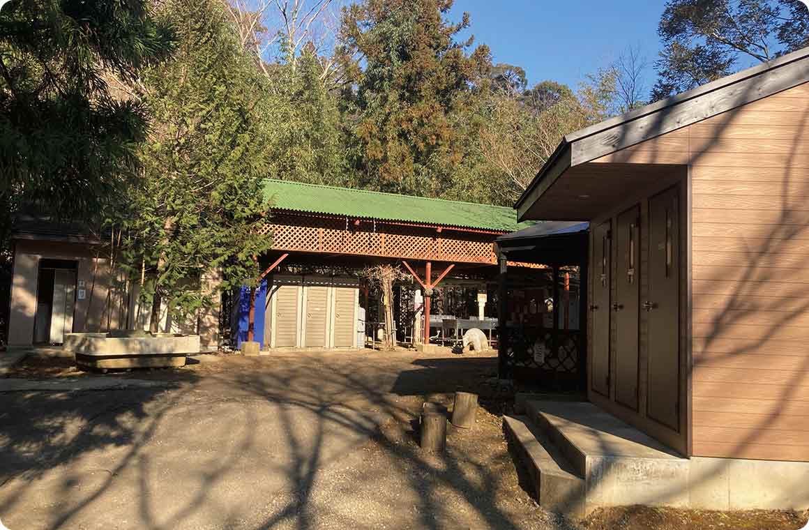 トイレ棟・炊事棟・シャワー棟のある広場
