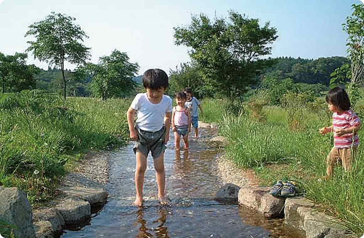 ジャブジャブ川で水遊び