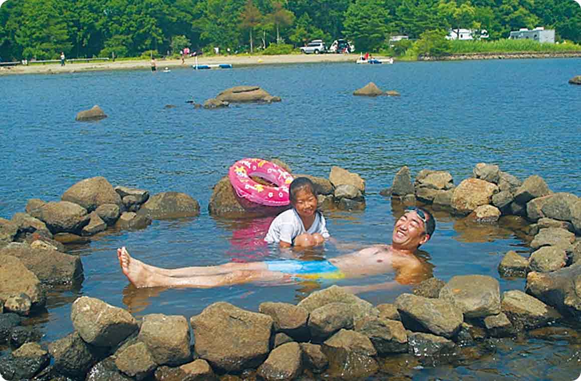 湖は遠浅なのでこんな楽しみもある