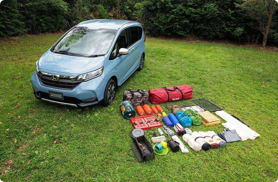 車の荷台に積み込んだキャンプ道具一式の写真