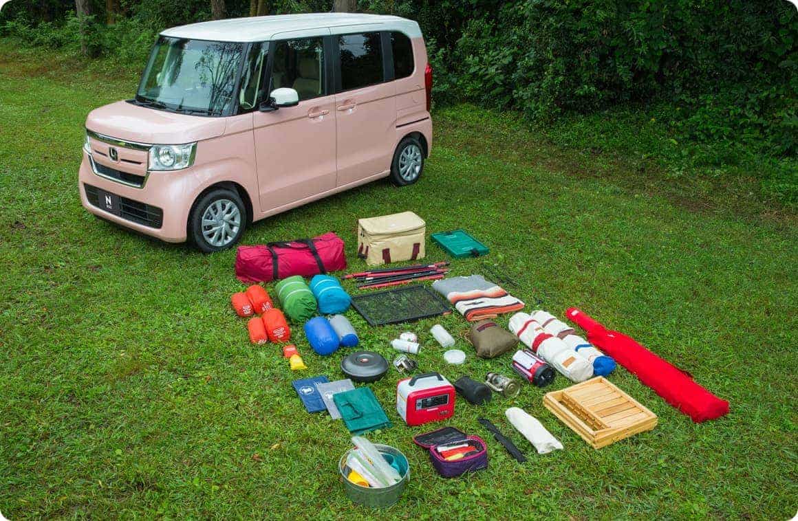 車の荷台に積み込んだキャンプ道具一式の写真