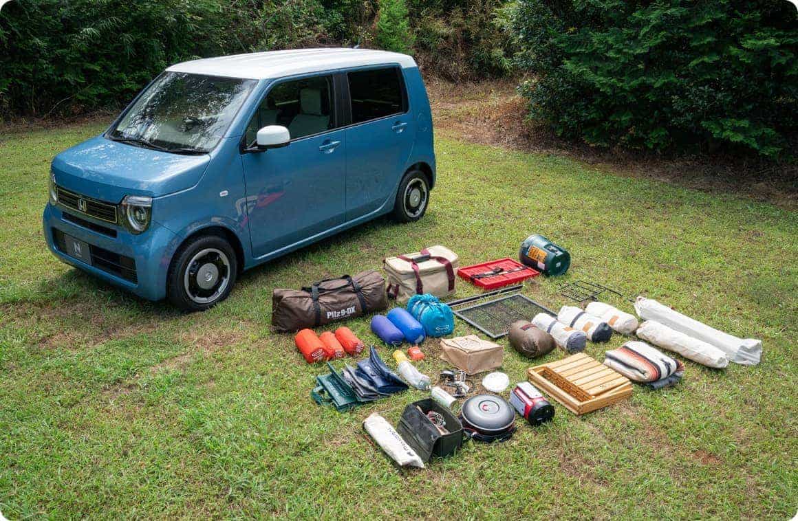 車の荷台に積み込んだキャンプ道具一式の写真